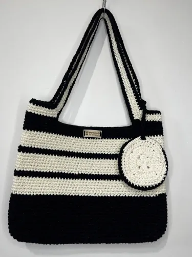 Bolsa de Crochê Preta e Creme Barbante Artesanal