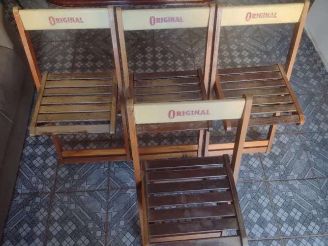 Cadeiras de madeira 