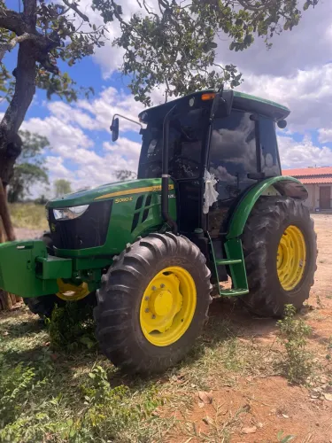 O trator da imagem é um John Deere 5080E (tração 4x4, com cabine fechada 