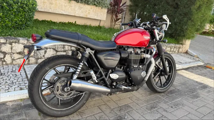 Linda Triumph Street Twin 900cc