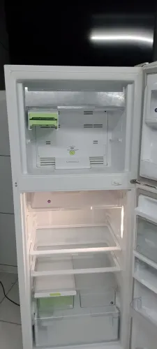 Vende uma geladeira semi nova