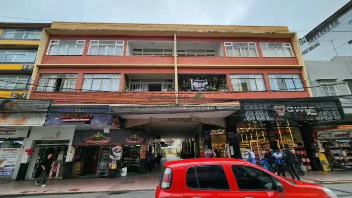 Apartamento de quarto e sala com área externa para locação na Várzea