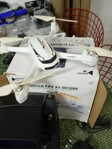 HUBSAN rádio em perfeito estado e drone estava sem uso precisa de bateria 