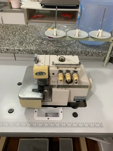 Máquina de overlock 3 fios seminova