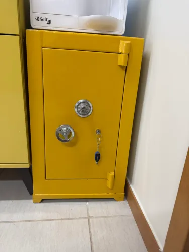 Cofre amarelo com combinação