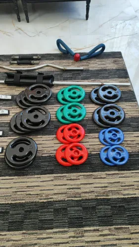 Kit de barras, anilhas e caneleiras para musculação