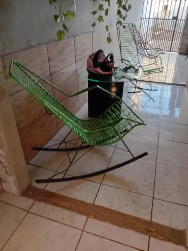 Vendo 4 cadeiras de balanço 1 uma mesinha por 1.000 reais