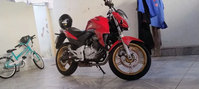 Moto super conservado, detalhes nas rodas , motor forte , vela fina moto bem cuidada