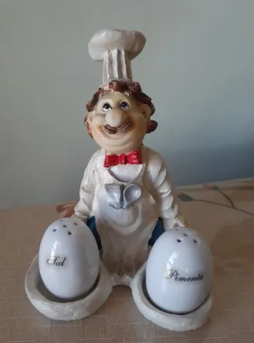 Bibelô vintage em resina / pimenteiro e saleiro vintage 18cm altura