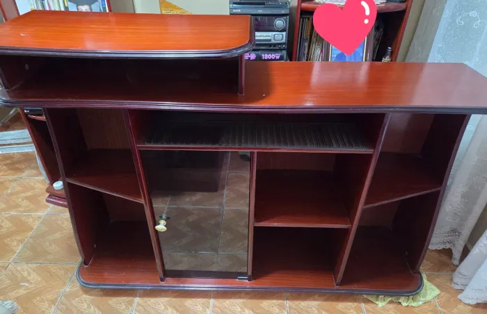 Rack / estante de TV em tom de mogno