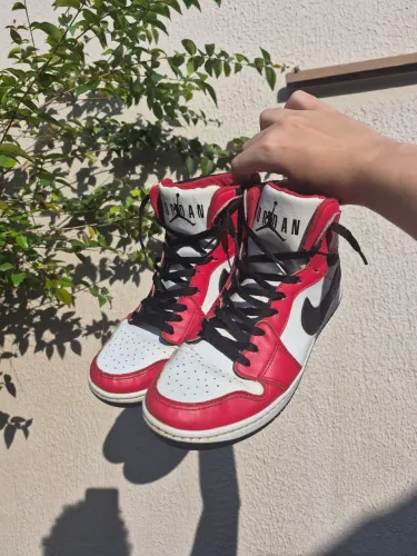 Tênis Air Jordan 1 vermelho