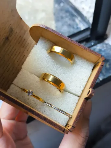 Par de alianças banhadas a ouro 18k 6mm chafrada com solitário e aparador. Tam: 16 e 24.