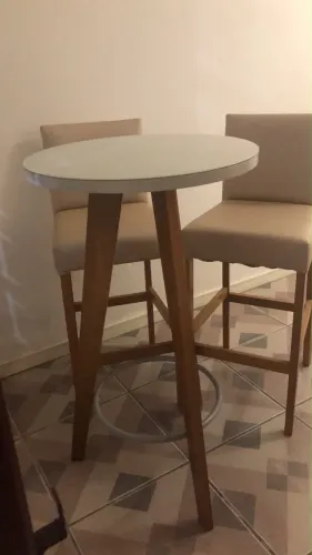 Mesa com duas cadeiras