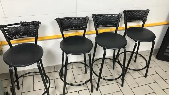 Banqueta Alta Preta com Encosto Trançado - Seminova, 6 meses de uso