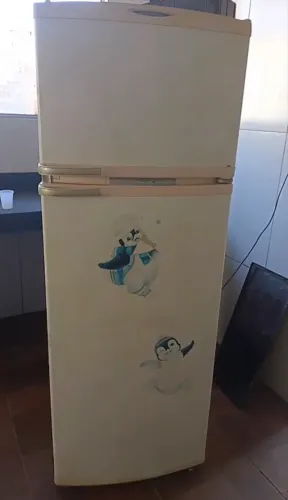 Geladeira por 500 pra sair rápido tudo funcionando bem