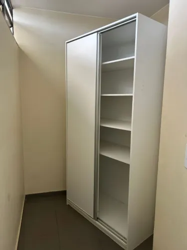 ARMÁRIO MULTIUSO BRANCO COM PORTAS DE CORRER 