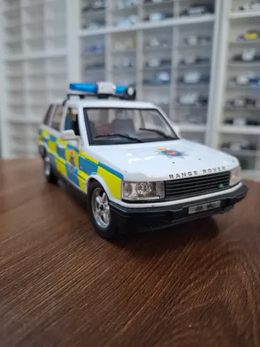 Miniatura Police Burago 1/24 Land Rover 2001 Surrey England Police