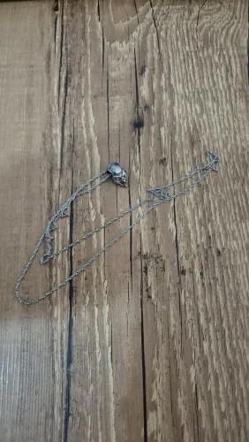 Colar com pingente de caveira