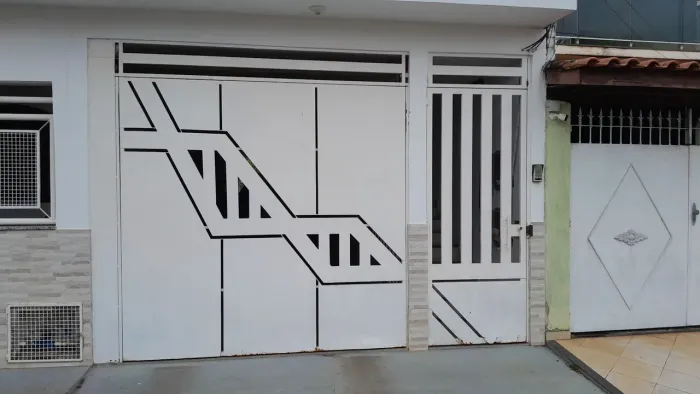 VENDE-SE 1 X PORTÃO GARAGEM + 2 X PORTÕES SOCIAIS