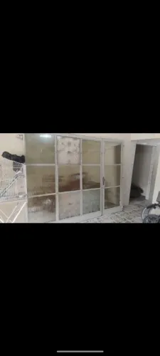 VENDO PORTAS, JANELAS E GRADES DE FERRO FUNDIDO<br>antiga e pesada.