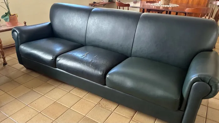 Sofá 3 lugares e 2 lugares. Ótima estrutura! Material sintético. Produto usado.