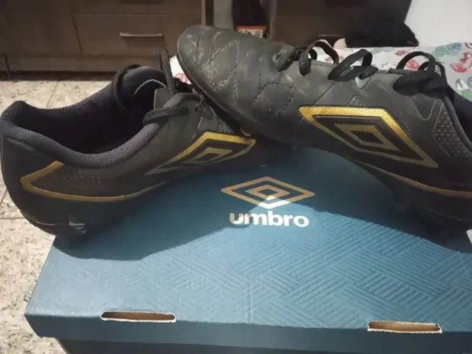 vende-se chuteira umbro original