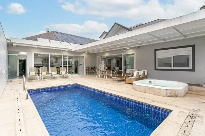 Casa Exclusiva em Jurerê | 3 Suítes, Piscina e Jacuzzi