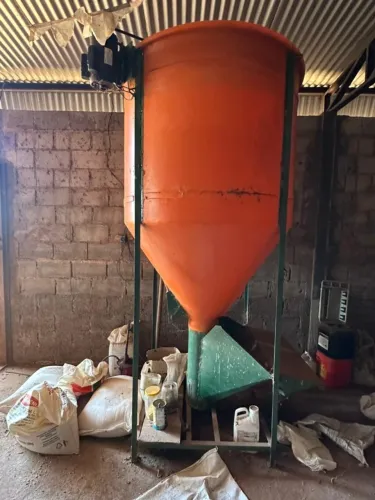 Misturador de Ração Cremasco - MCR 1000  Aceito Cartões de Crédito