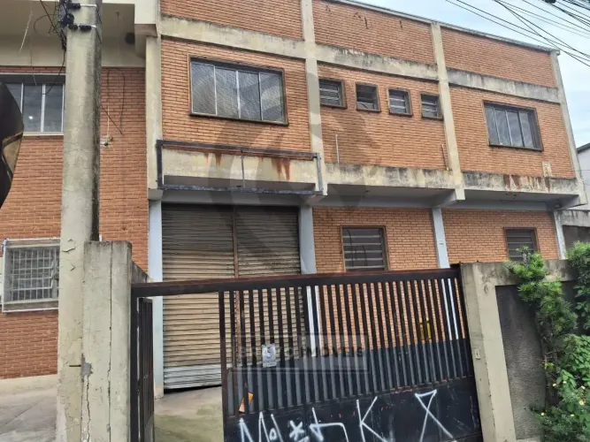Galpão para venda possui 369 metros quadrados em Canhema - Diadema - SP