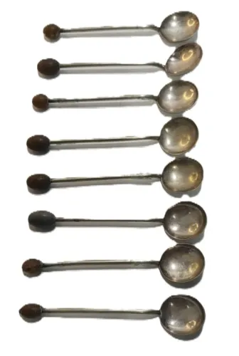Conjunto com 8 colheres de café vintage em metal prateado, possuem um cabo long. com uma e