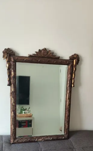 Espelho Decorativo em Madeira Trabalhada - Peça Vintage Elegante