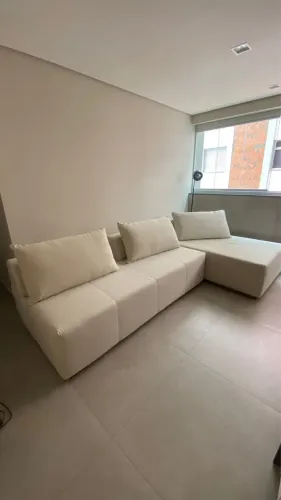 Sofá 3m com chaise 1,70m | Amplo, moderno e excelente estado