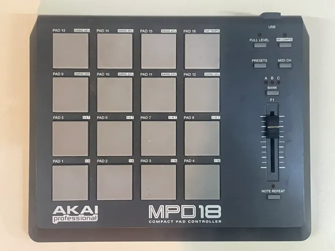 Akai MPD 18