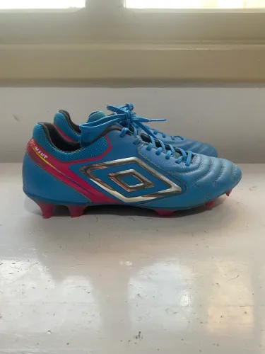 Chuteira profissional umbro