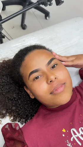 Lash Designer é Designer de sobrancelhas 