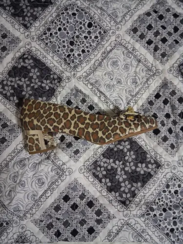 Sapato feminino salto quadrado baixo, brilhos muito lindo, nunca usado