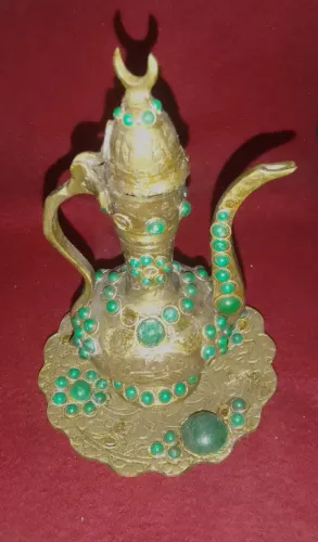 Escultura Marroquina Broze formato Bule Ibrik e prato com aplicações de cabochões verdes*