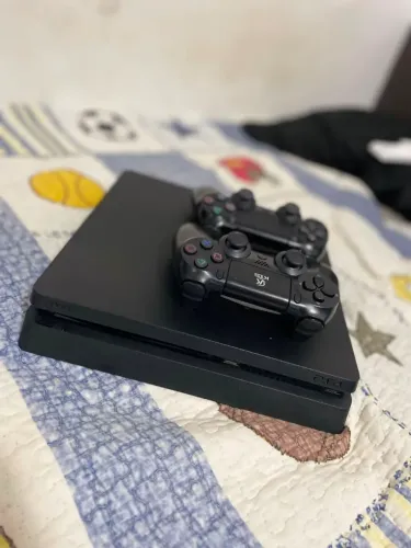 Ps4 Slim + 2 controles