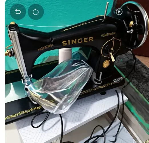 Vendo MÁQUINA de COSTURA funcionando.