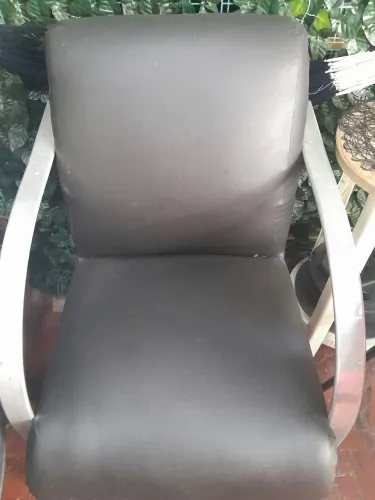 VENDO UMA BANCADA DE SALÃO  COM ESPELHO SEMI NOVA E UMA PONTRONA DE RECEPÇÃO NOVA R$600