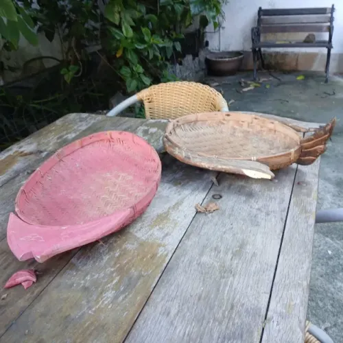 BANDEIJAS DE BALI EM MATERIAL VEGETAL COM DEFEITO