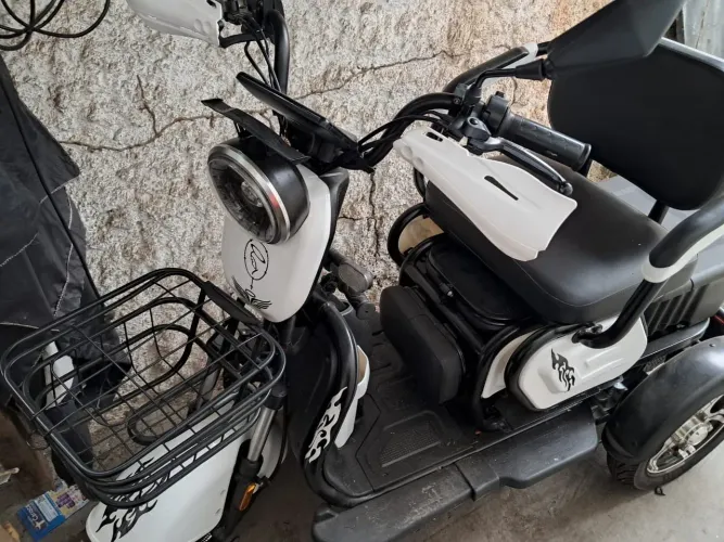 Triciclo semi novo
