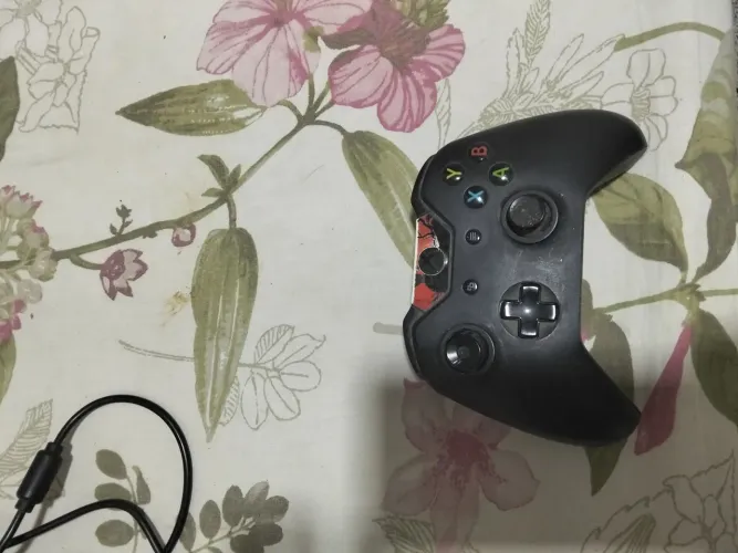 Controle Xbox (com avarias e detalhes de uso)