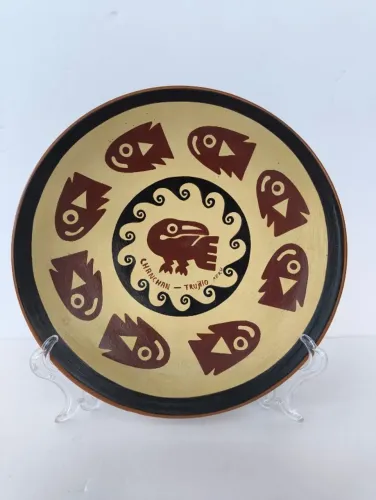 Dois pratos decorativos cerâmica peruana chan chan trujillo e prato de cobre 24 cm