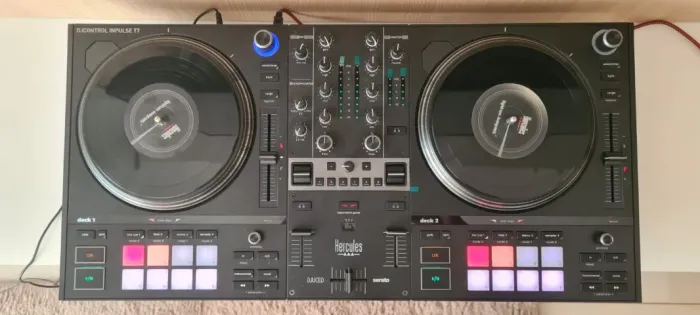 CONTROLADORA DJ HÉRCULES SERATO INPULSE T-7 PRETO