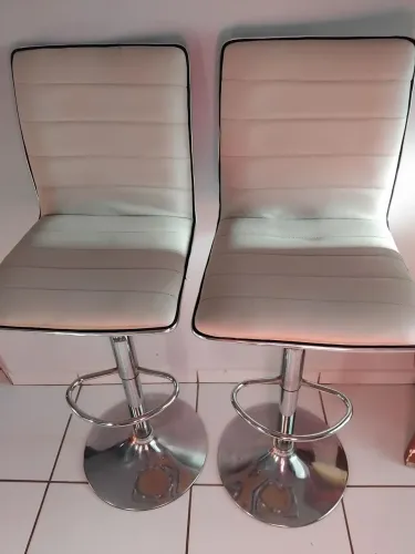 Par de banquetas brancas com base cromada elevação a gás 
