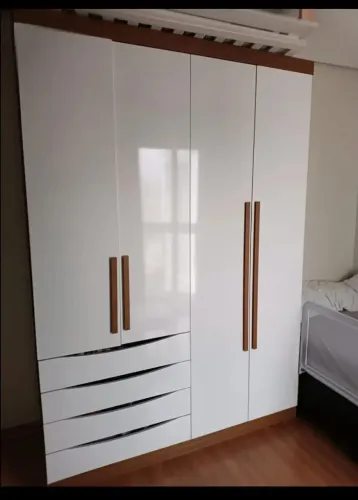 Roupeiro 4 portas e 4 gavetas, 1 ano de uso, marca Kappesberg 