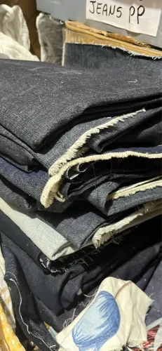 Retalhos grandes de tecido jeans. 