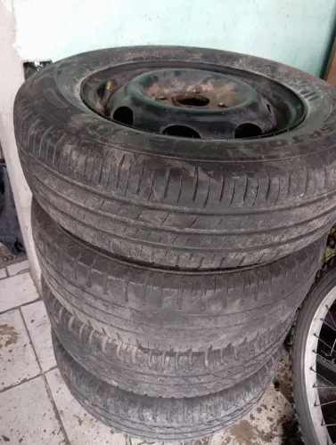 Só os pneus sem a jante 