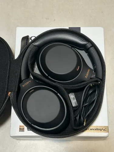 Fone de ouvido Sony WH-1000XM4 - sem fio com cancelamento de ruído - cor Preta